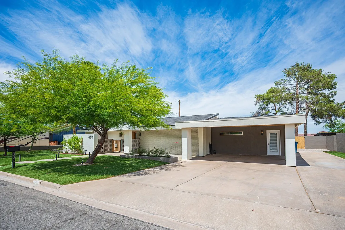 Building Photo - 330 E Country Club Dr