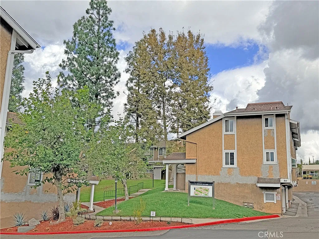 1 bed, 1.5 bath, 900 sqft, $2,500 — Photo 2