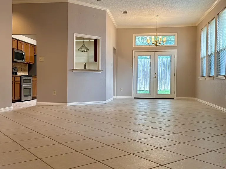 1913 Pine Ridge Dr — Photo 4