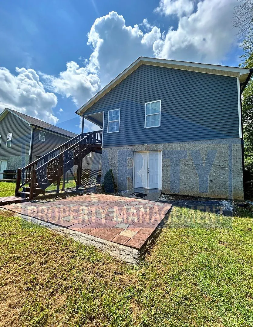 Charming 3 Bedroom, 2 Bath Home with Spacious Yard! — Photo 2