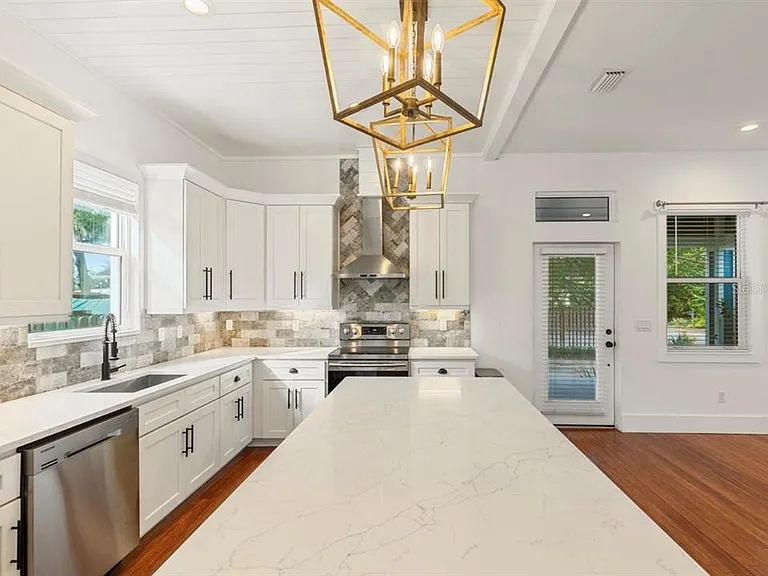 214 E Floribraska Ave — Photo 6