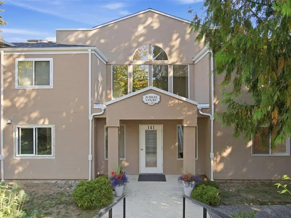 141 6th Ave E #4, Qualicum Beach, BC V9K 2J6