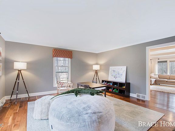 5th image of 1648 Hillsboro Ave SE
