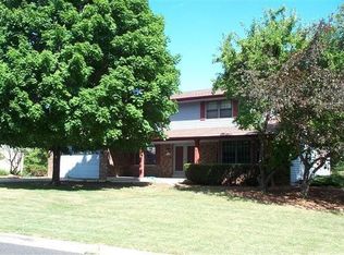 N82W15698 Valley View Dr, Menomonee Falls, WI 53051