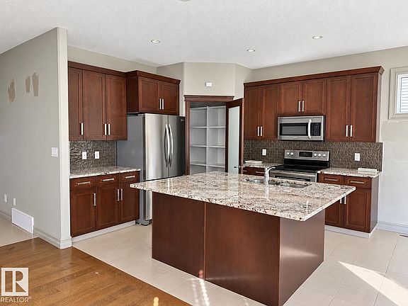 4th image of 885 Windermere Wynd NW