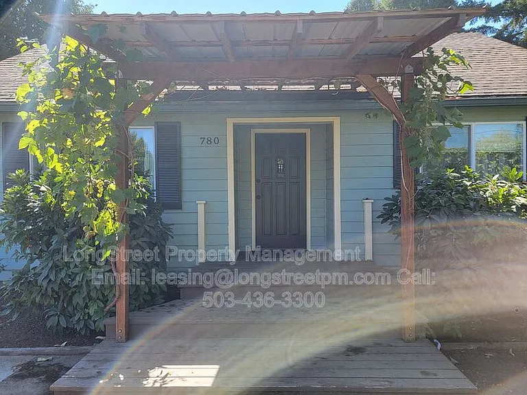 780 SE Marion Ave — Photo 2