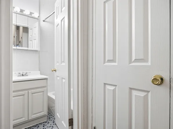 624 East 11th Street image 5 of 6