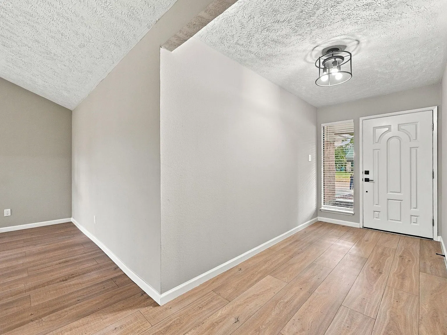 3 bed, 2.0 bath, 1702 sqft, $2,000 — Photo 4