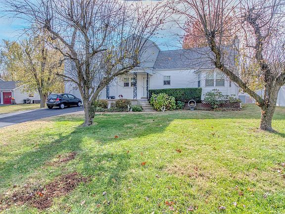 3rd image of 904 Poplar Dr