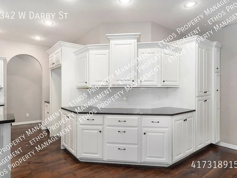 2342 W Darby St — Photo 15