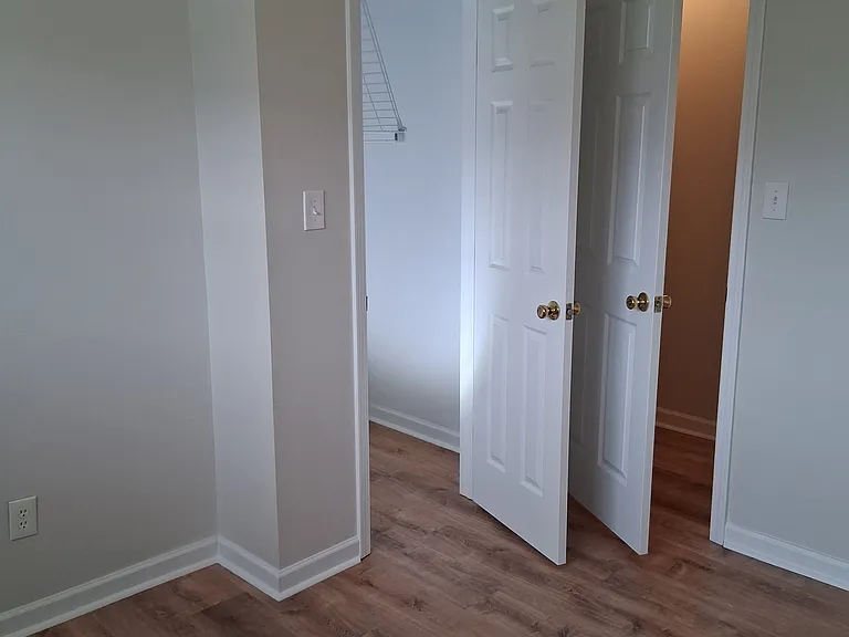 Front bedroom looking toward closet