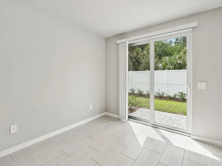 423 Salisbury Cir — Photo 10