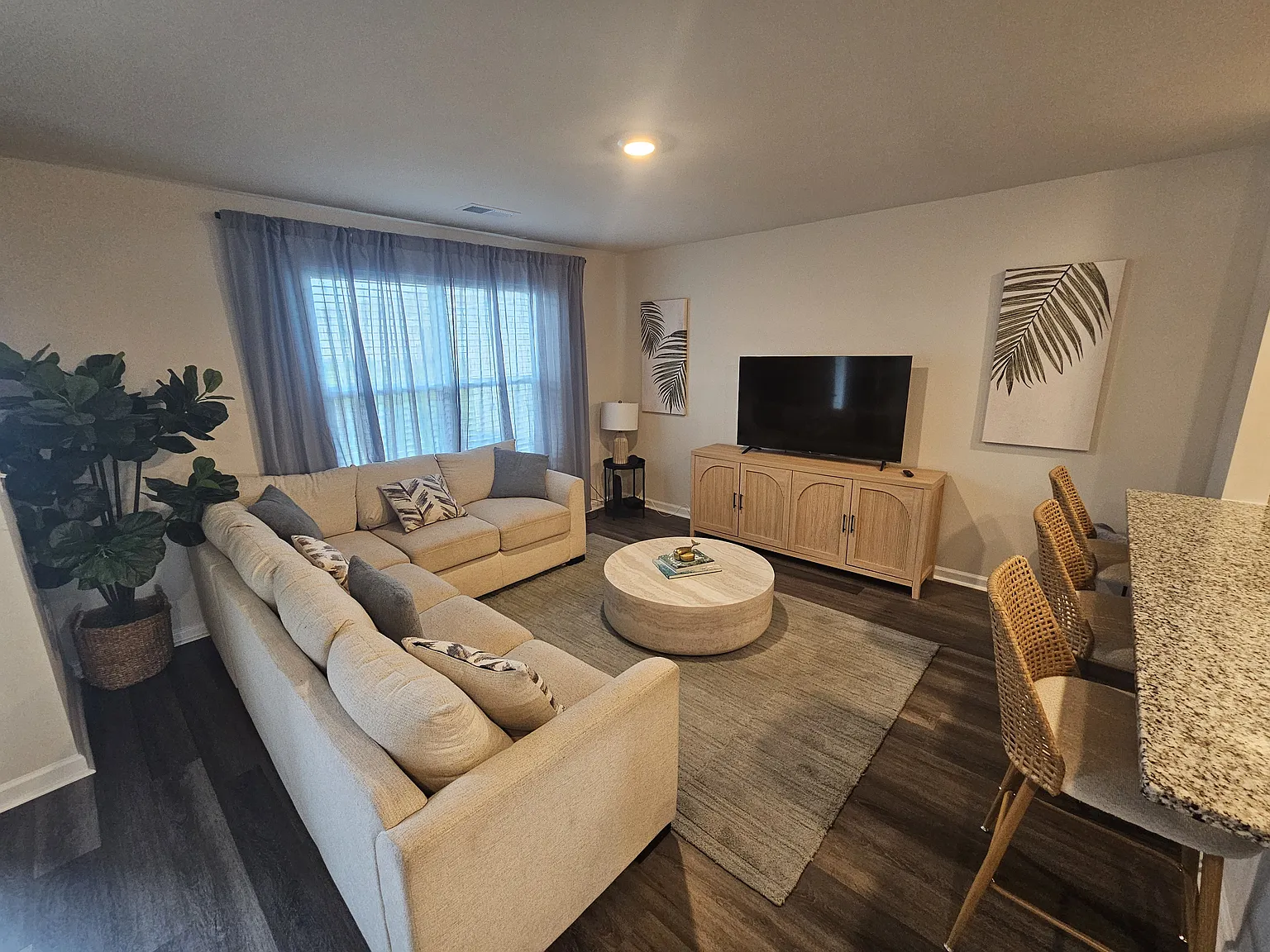 3 bed, 2.5 bath, 1418 sqft, $2,300 — Photo 3