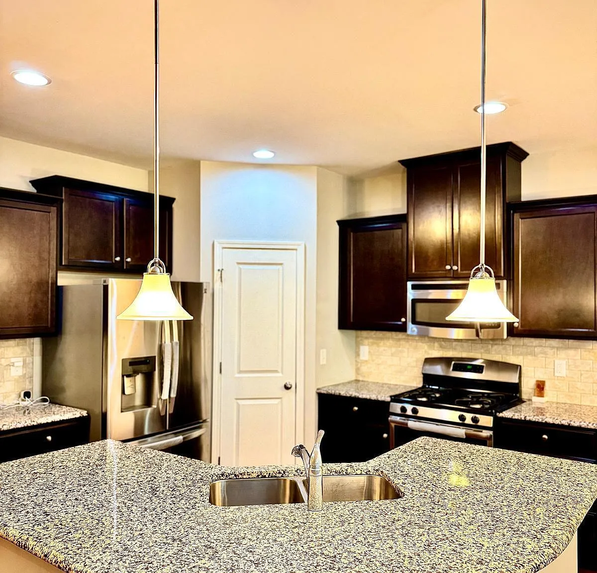 3 bed, 2.5 bath, 1650 sqft, $2,000 — Photo 4