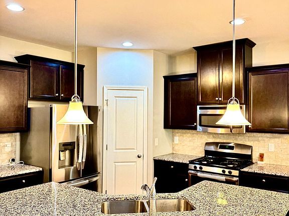 4th image of 337 Durants Neck Ln