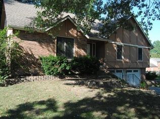 504 NE Dogwood Cir, Lees Summit, MO 64086