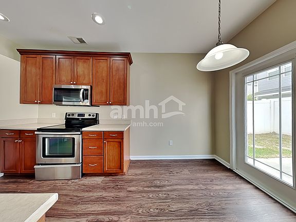 5th image of 100 Summer Hill Ct
