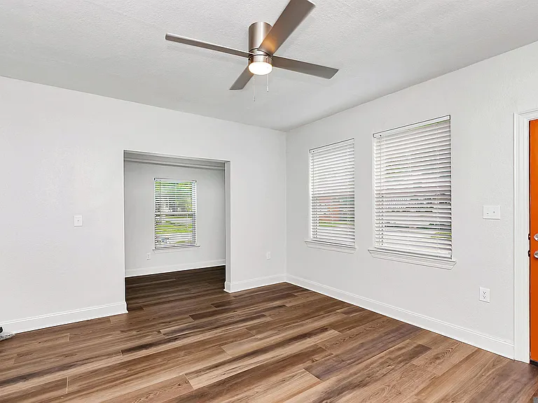 2645 Seneca St — Photo 3