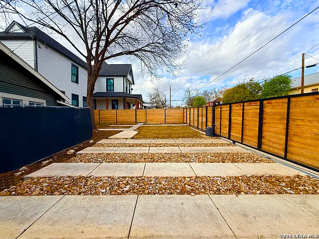 630 E Carson St — Photo 5