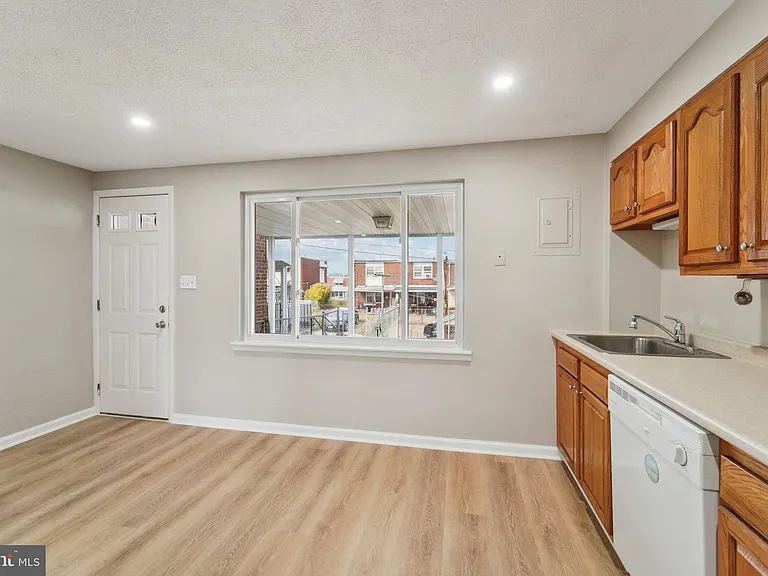 7926 Bank St — Photo 11