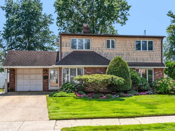 12 Coachman Lane, Levittown, NY 11756