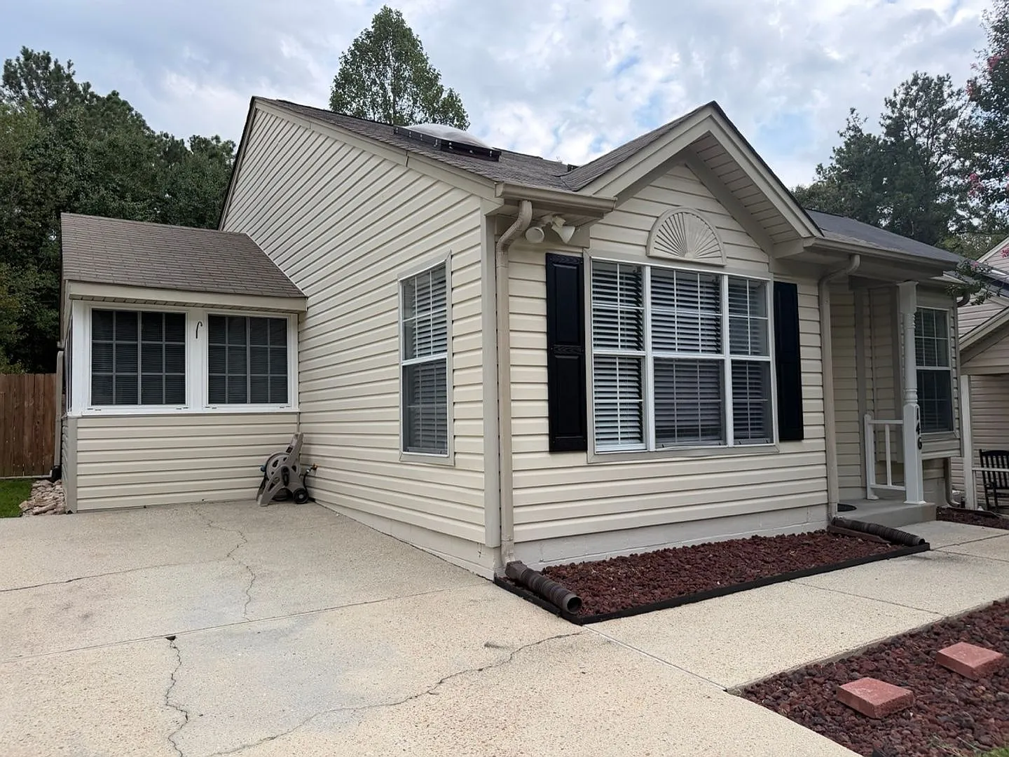 Refreshed 2 Bedroom 2 Bath Home with Sunroom in Williamsburg! — Photo 3