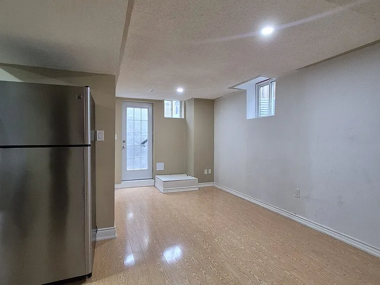 1292 Godwick Dr #LOWER — Photo 11