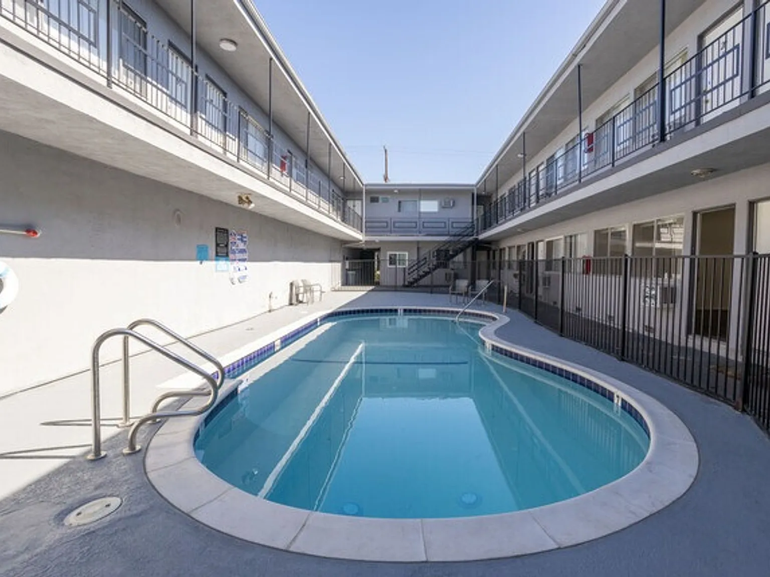Roscoe Apartments — Photo 3