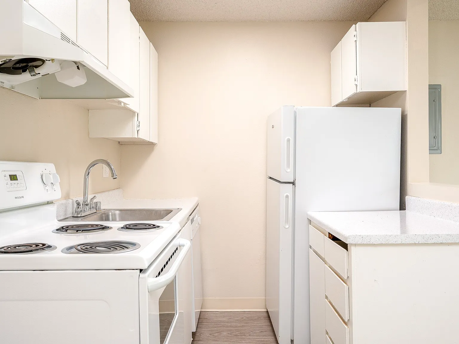 Sunset Apartments — Photo 2