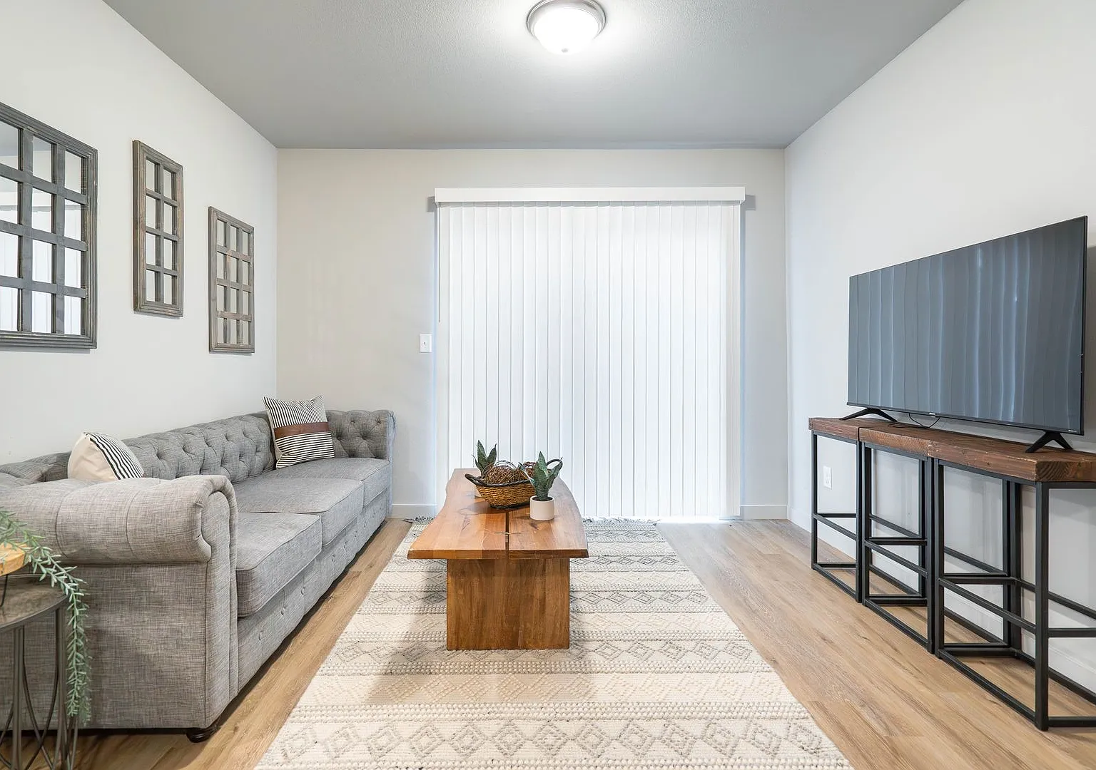 555 N. River Rd. — Photo 1