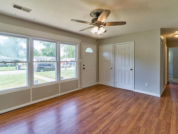 2nd image of 521 Thornberry Dr