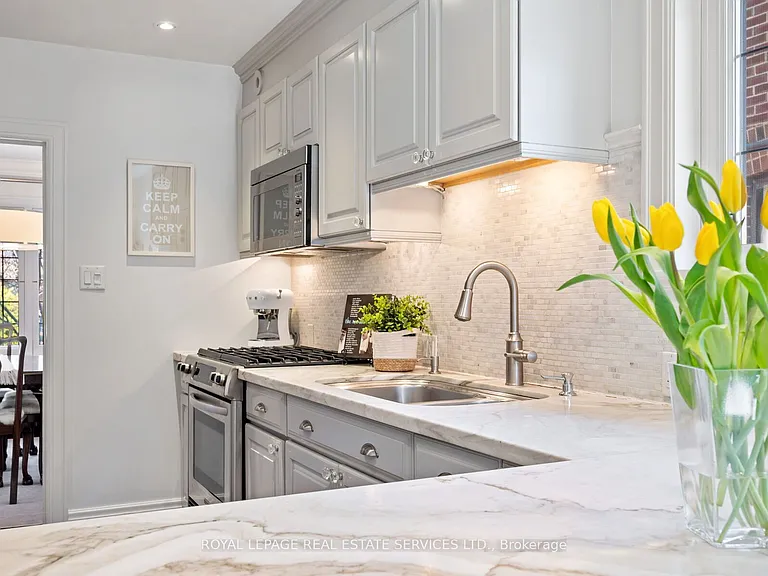 60 Thompson Ave — Photo 15