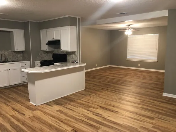 31 Holly Ln, Texarkana, TX 75503