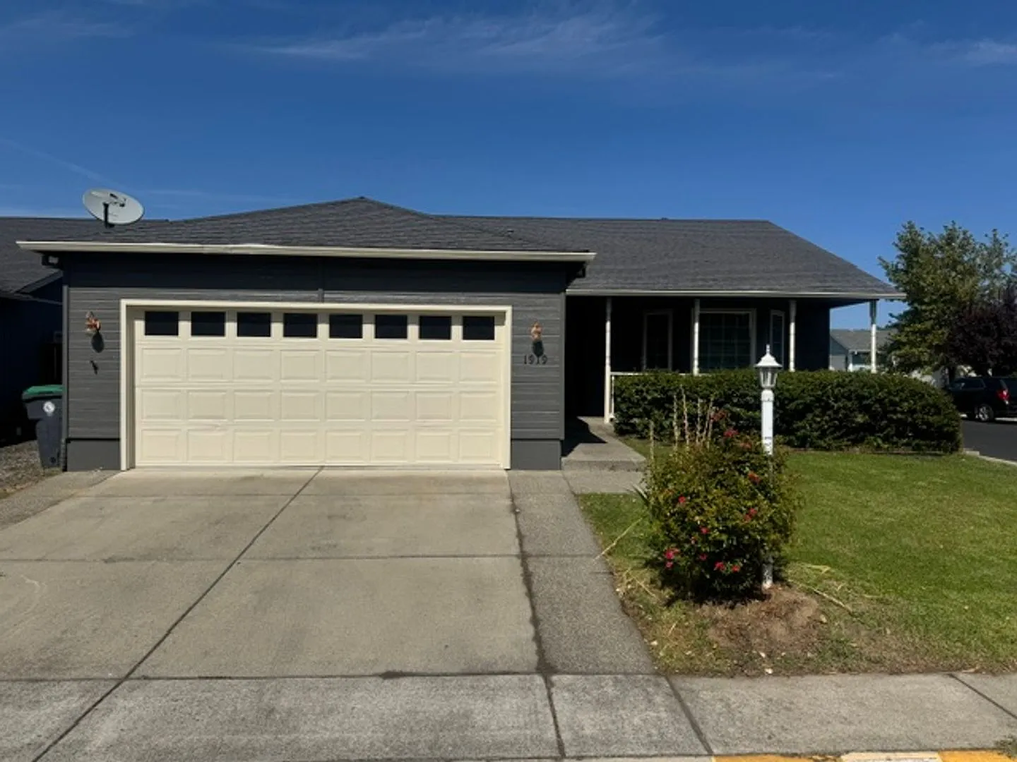 Central Point Single Level Home — Photo 2