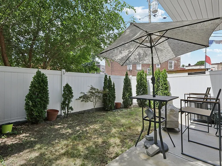 131 Zabriskie St — Photo 39
