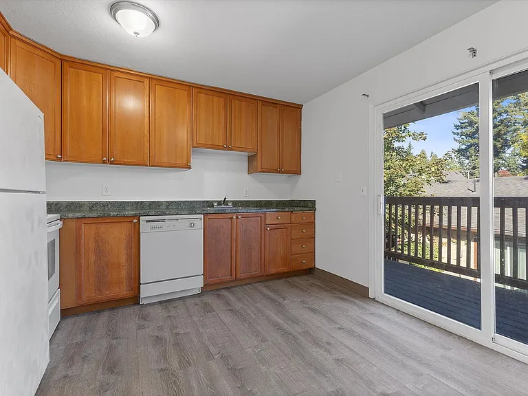 Green Tree Apartments — Photo 25
