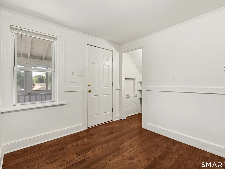 318 Suburban Ave — Photo 10