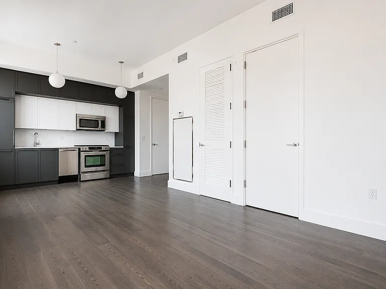 416 W 52nd St #601 — Photo 3