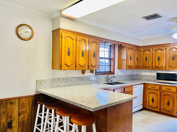 2nd image of 114 Saint Nicholas Dr