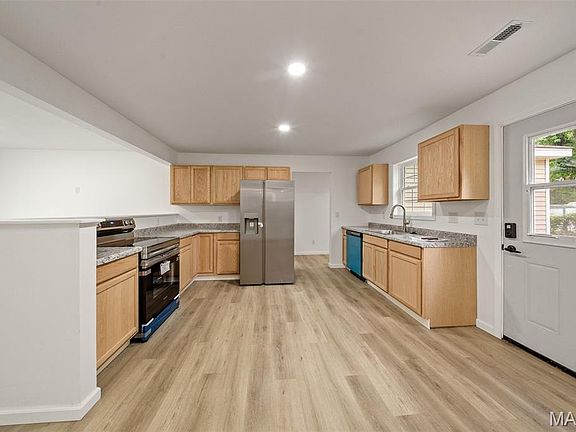 4th image of 607 E 11th St