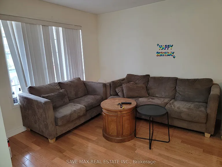 7 Junction Cres — Photo 2