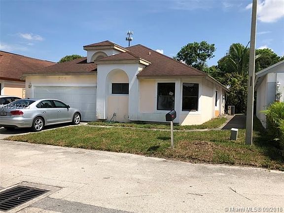 3rd image of 814 E Palm Run Dr