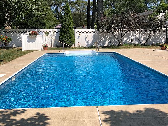 3rd image of 870 Roundtree Dr
