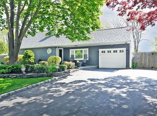 21 Crooked Pine Dr, Medford, NY 11763