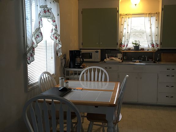 3rd image of 1419 B St SE