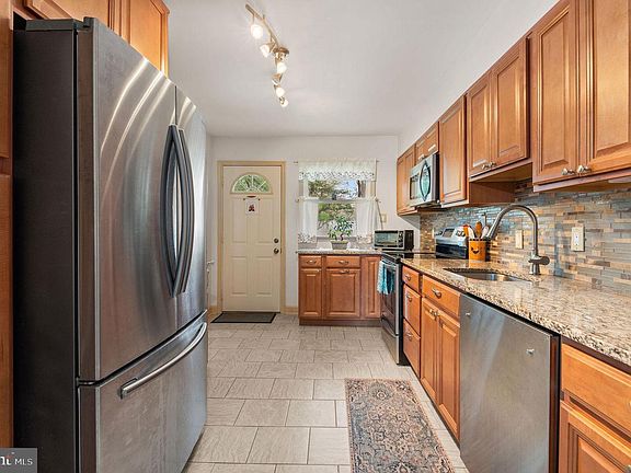 3rd image of 1027 Rozel Ave