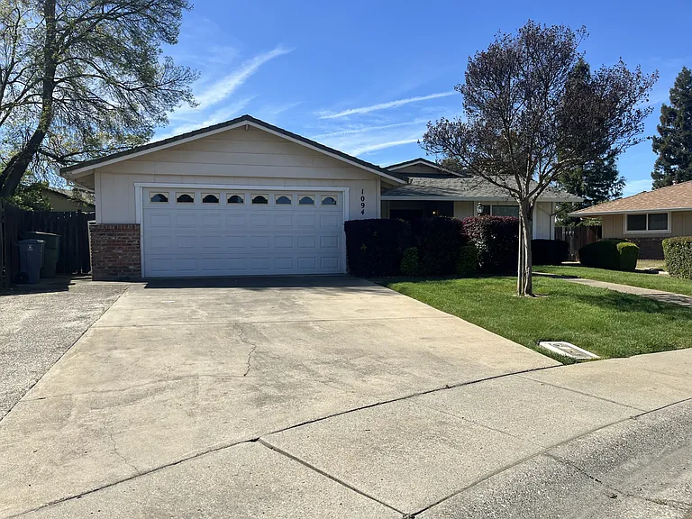 1094 Tara Ct — Photo 1