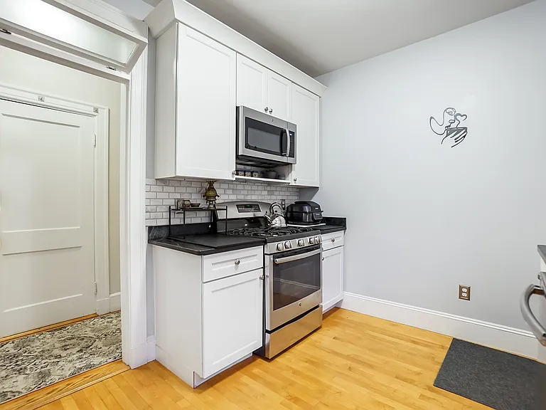 569 Franklin St #6 — Photo 14