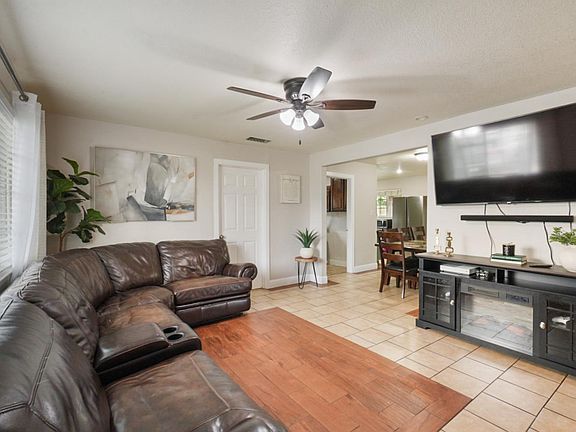 4th image of 1518 Plumas Avenue