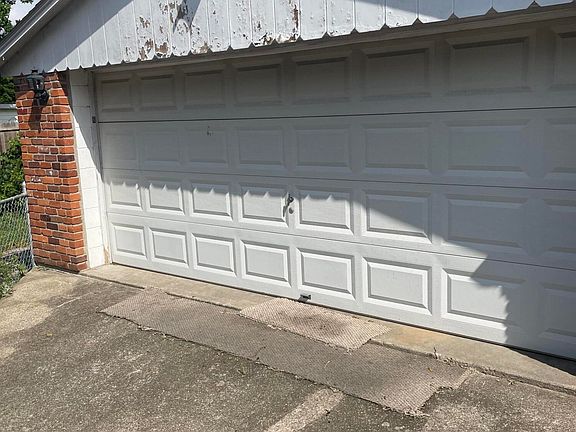 3rd image of 2118 Goldsmith Ln